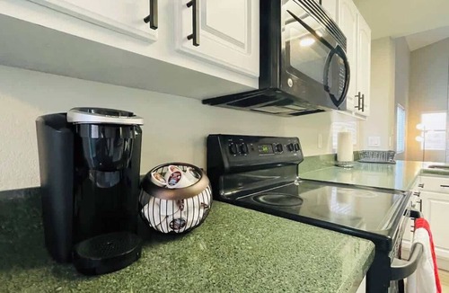 Green Valley House | Vacation in Style - 10 min from the strip!