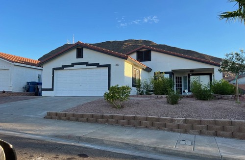 McCullough Hills House | Vegas Family Retreat - Arcade Games, Private Yard & Pet-Friendly Escape