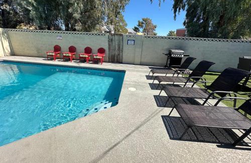 Rancho Oakey House | Vegas Getaway amazing Ground Floor with Pool and Games and BBQ