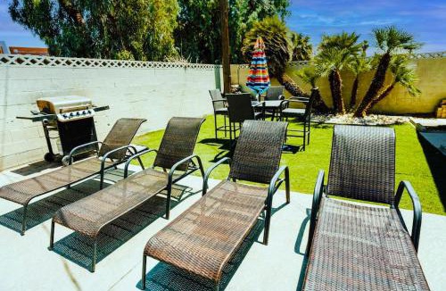 Rancho Oakey House | Vegas Getaway amazing Ground Floor with Pool and Games and BBQ