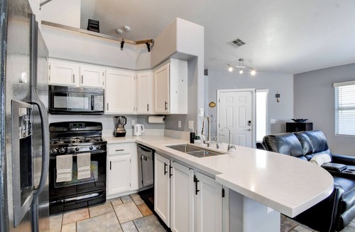 Las Vegas House | Vegas Oasis 3BR 2BT Pet Friendly Pool & Spa - Extended Stay