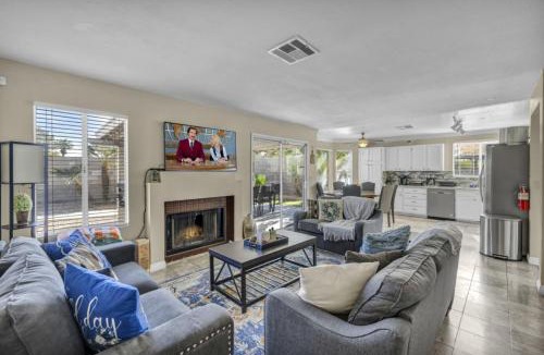 Las Vegas House | Vegas Pool Villa with Basketball & Games, Near Strip