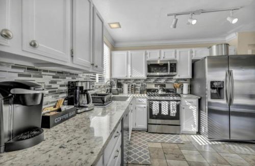Las Vegas House | Vegas Pool Villa with Basketball & Games, Near Strip