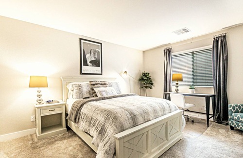 Providence House | Vegas Valley Views!! Family friendly gated Vegas neighborhood.