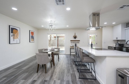 South Scottsdale House | Vibrant Urban Escape! Discover Comfort and Convenience in the Tempe Scottsdale
