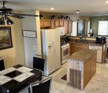 Sunrise Manor House | Vic's 3 bedroom 4beds & POOL centrally located!