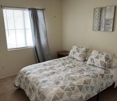 Sunrise Manor House | Vic's 3 bedroom 4beds & POOL centrally located!