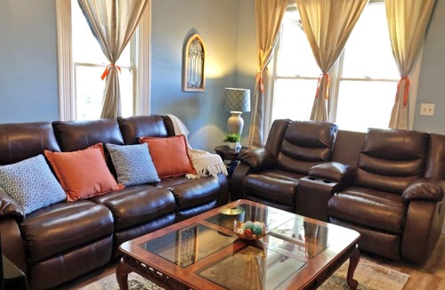 Prescott Cottage | Victorian Suites ~ The Perfect Location with all the Comforts of Home