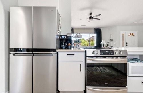 Oak Creek House | Views*New Arcade*Hot Tub*Fireplace*comfy*kid friendly*toys*games
