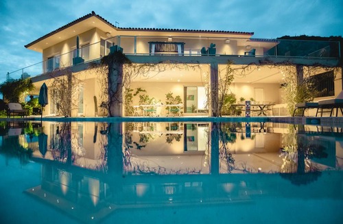 Cave Creek House | Vista Verde by AvantStay Isolated Villa w/ Tennis Court, Pool, Fire pit!