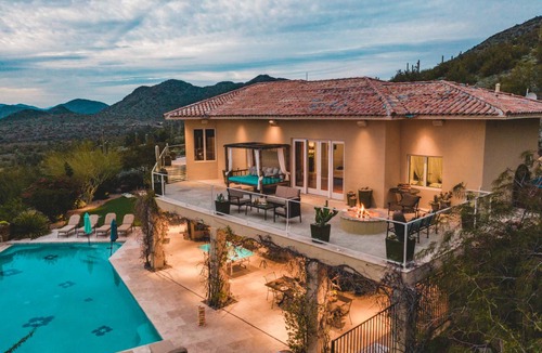 Cave Creek House | Vista Verde by AvantStay Isolated Villa w/ Tennis Court, Pool, Fire pit!