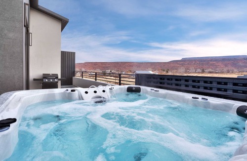 Moab South Valley Condo | Vizcaya #4 - Moab's Newest Luxury Rental (Hot Tub)