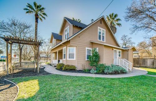 Lakeport House | Walk to Boat Launch! 'Heritage House of Lakeport'