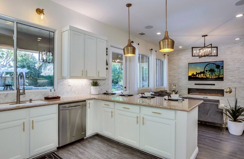Bella Vida House | Walk to Coachella! 7BR~Sleeps 14~Pool~Game Room!