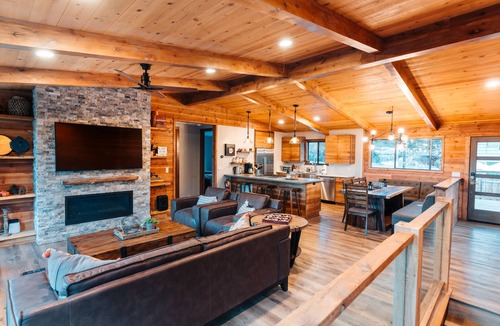 Boulder Bay House | Walk to Lake | Lake Views | Hot Tub | Pool Table