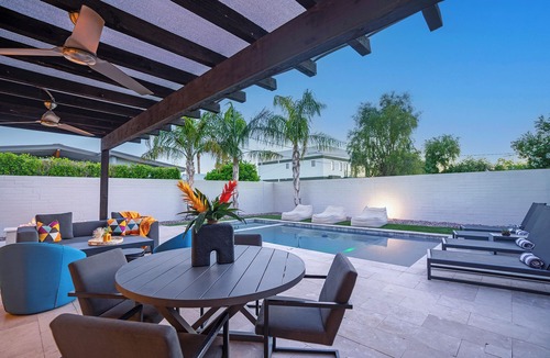 Arcadia House | Walk to Old Town ✴ 2 Masters ✴ Heated Pool & Spa