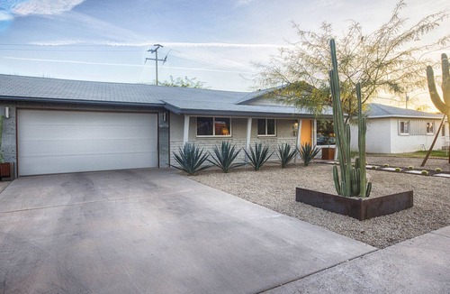 Southwest Village House | Walk to Old Town Scottsdale! Modern, Remodeled, Mid-Century Home - Sleeps 6
