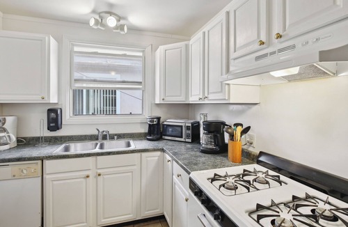 Alamitos Beach Condo | Walk to Retro Row: Long Beach Condo