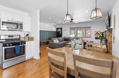 Summit Estates House | WALK to SLOPES! HOT TUB, Adorable Cabin, GAME ROOM, Fire pit! ROMANTIC!
