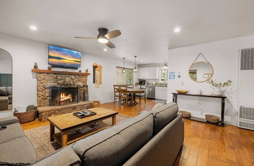 Summit Estates House | WALK to SLOPES! HOT TUB, Adorable Cabin, GAME ROOM, Fire pit! ROMANTIC!