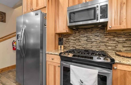 Summit Estates House | Walk to Summit. Relaxing Spa and Fireplace.
