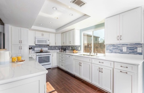 Redlands House | Welcome to Heidi House – Entire Home, a spacious 5-bedroom, 4-bath home in Redlands designed for comfortable extended stays. With a dedicated office, fast Wi-Fi, private backyard, garage parking, and plenty of room for up to 10 guest.