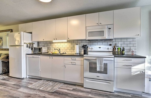 Gresham Apartment | Welcoming Apartment: Walk to Old Town Gresham