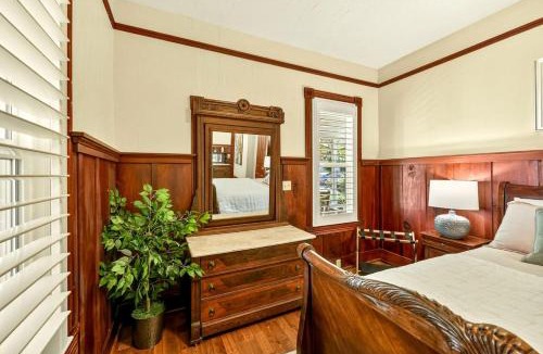 Historic Railroad District House | Whimsy on B- 2BR & Studio Near OSF