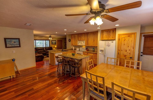 Pinetop House | Whispering Pines-Dual Master Bedrooms Vacation Cabin