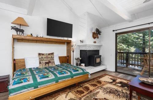 Shaver Lake House | Wilderness Hideaway-Across from the pool & spa