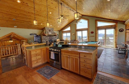 Castle Glen Estates House | Windsong Retreat | 3X2 PROMO | Lake Views. Hot tub