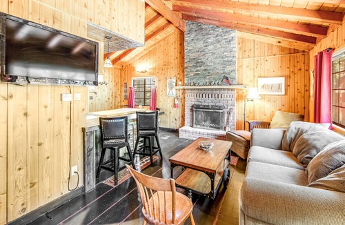 Upper Moonridge House | Wooded cabin near the lake & slopes with fast WiFi & large deck - dog-friendly