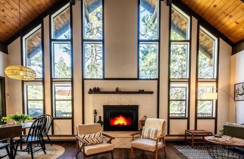 Glencoe Ski Chalet | Woodland Chalet Retreat with Hot Tub