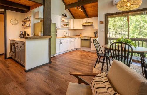 Glencoe Ski Chalet | Woodland Chalet Retreat with Hot Tub