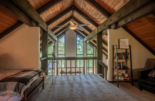 Glencoe Ski Chalet | Woodland Chalet Retreat with Hot Tub