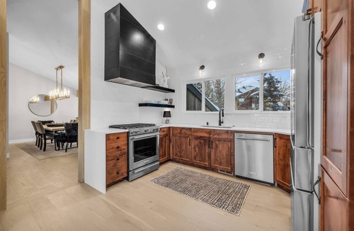 South Snyderville Basin House | Wow factor, mountain views, private hot tub, fireplace, fire pit & walk to lifts