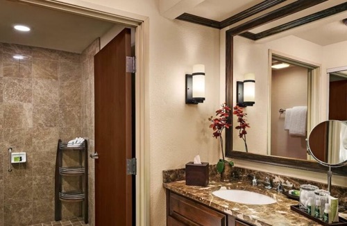 Gainey Village Villas House | Your Gateway to Scottsdale's Wonders: Elegant Suites Await! Paws Friendly, Pool