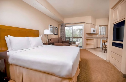 North Scottsdale Hotel | Your Home Away from Home! Outdoor Swimming Pool, Full Kitchen, Free Parking!