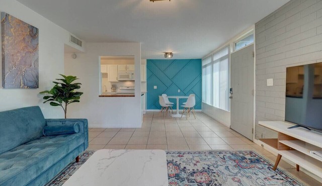1 bedroom uptown apartment with pool