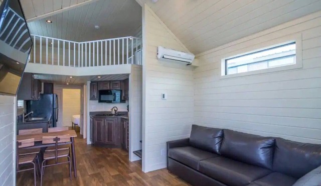 1 Bedroom w/loft Deluxe Cabin Sleeps 6, 30 minutes to Sedona -No pets