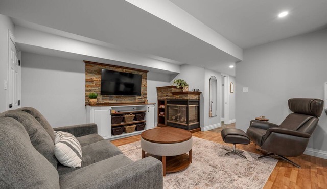 1 BR Executive Suite | Laundry, Parking & Workspace in Smiths Falls