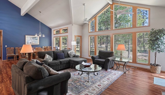 1 Colonial- Primary Suites, Hot Tub, SHARC, A/C, Steps to Village & SHARC! in Sunriver