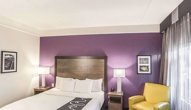 1 King Bed, La Quinta Inn, Hot Tub, Minutes from Flagstaff Extreme