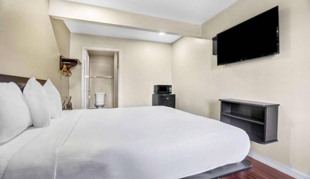 1 King Bed|Non-Smoking,Kitchen