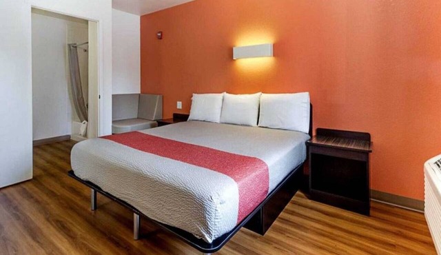 1 King Bed|Non-Smoking,Micfridge