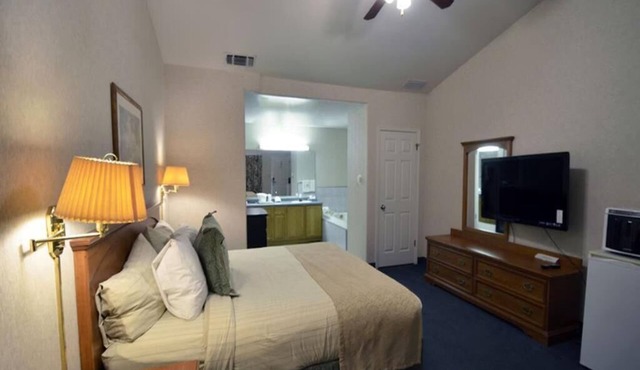 1 King Bed Suite Room