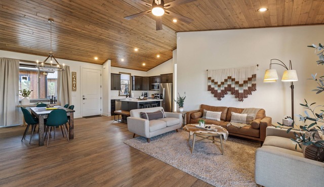 2 BD/2BA Cabin Escape W/Views of National Forest in Show Low