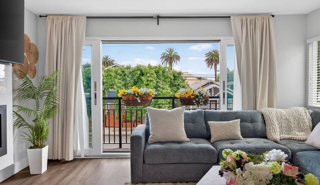 2-bedroom apartment in quaint Long Beach with AC and comfort