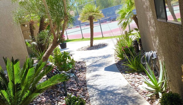 2-bedroom condo-Fun Colorful-Fabulous Rancho Mirage- AC, pools, hot tubs, tennis