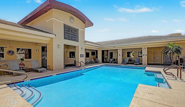 2-bedroom condo in peaceful Phoenix with Pool and Fitness Center